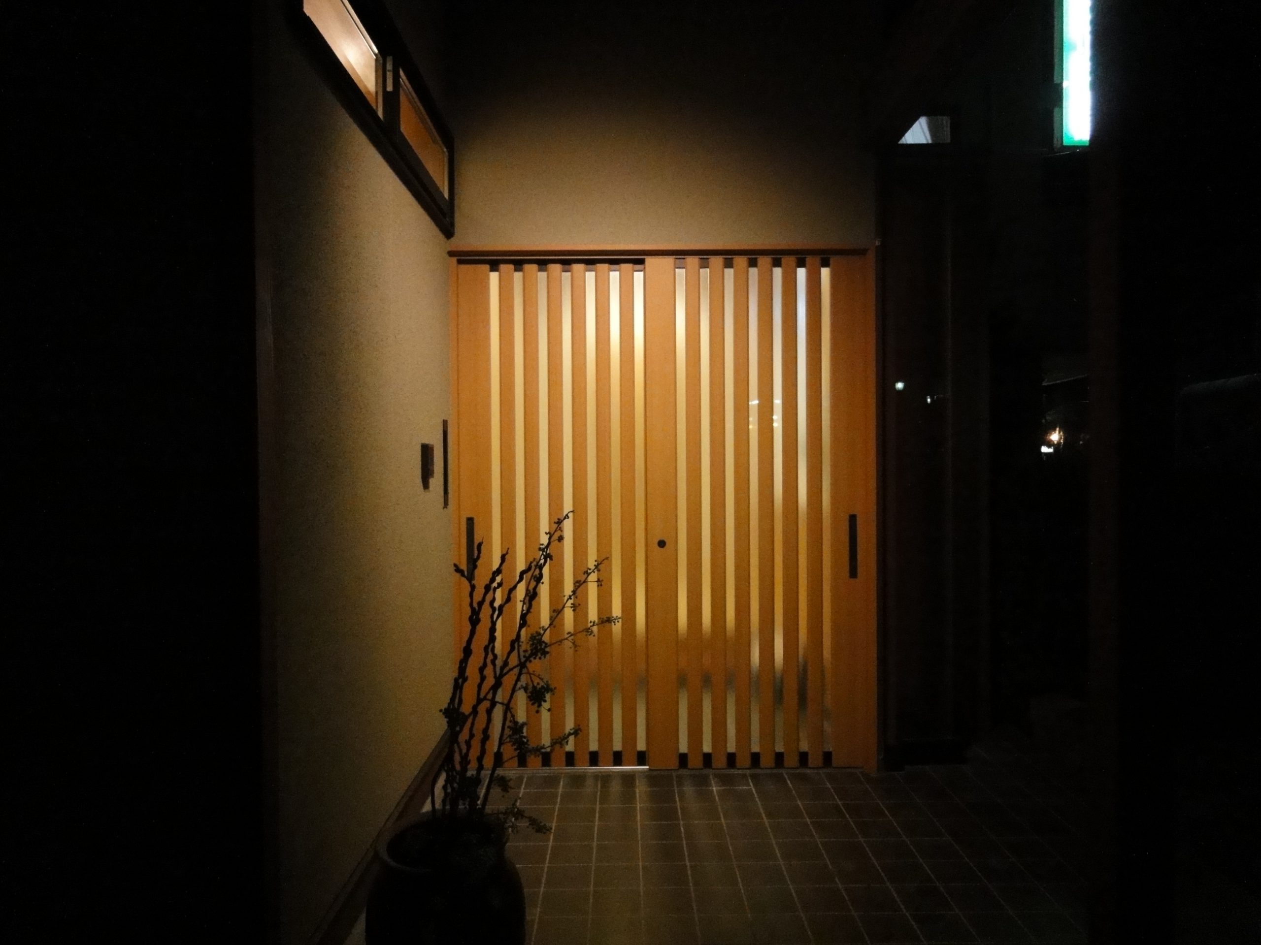 夜の玄関